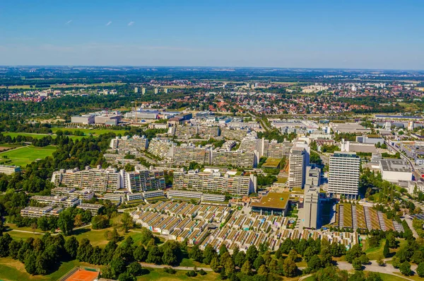 Münih 'teki Olimpiyat Köyü, Almanya. 1972 Yaz Olimpiyatları için inşa edildi ve maçlarda atletleri ağırlamak için kullanıldı. Şimdi bir öğrenci ve yerleşim bölgesi..