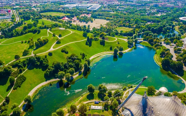 Alman kenti Münih 'teki Olimpiapark' ın içindeki yapay göletin havadan görünüşü..