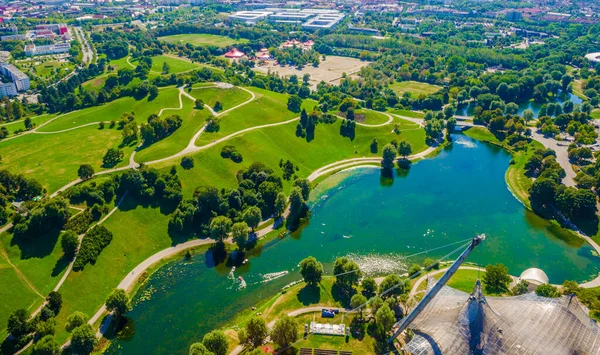 Alman kenti Münih 'teki Olimpiapark' ın içindeki yapay göletin havadan görünüşü..