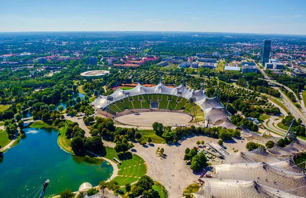 1972 'de olimpiyat oyunlarına ev sahipliği yapan Alman Münih Olimpiyatları' nın hava manzarası..