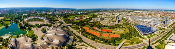 1972 'de olimpiyat oyunlarına ev sahipliği yapan Alman Münih Olimpiyatları' nın hava manzarası..