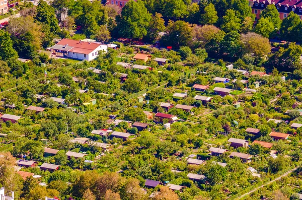 Alman kenti Münih 'teki bir bahçe yerleşiminin havadan görünüşü