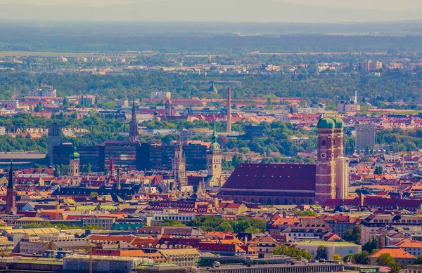 Olimpia Kulesi 'nin tepesinden Münih' in tarihi merkezinin havadan görünüşü 