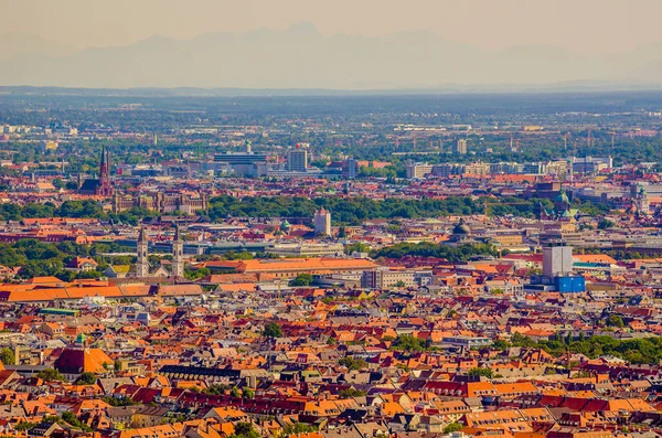 Olimpia Kulesi 'nin tepesinden Münih' in tarihi merkezinin havadan görünüşü 