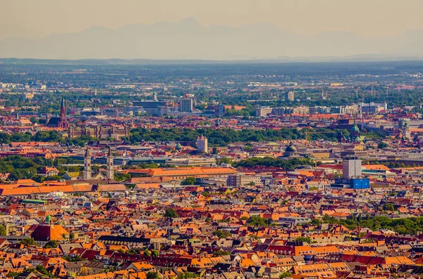 Olimpia Kulesi 'nin tepesinden Münih' in tarihi merkezinin havadan görünüşü 