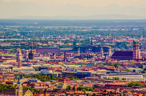 Olimpia Kulesi 'nin tepesinden Münih' in tarihi merkezinin havadan görünüşü 