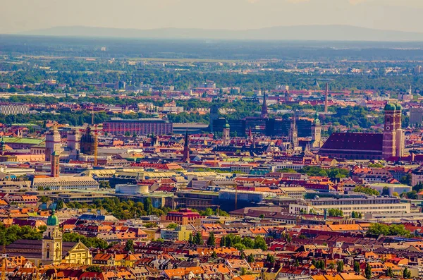 Olimpia Kulesi 'nin tepesinden Münih' in tarihi merkezinin havadan görünüşü 