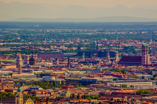 Olimpia Kulesi 'nin tepesinden Münih' in tarihi merkezinin havadan görünüşü 