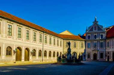 Münih, Almanya - Çeşme Avlusu (Brunnenhof), Residenz Palace 'ın on avlusundan biridir. Ortadaki bronz Wittelsbach Çeşmesi 1610 yılında dikildi..