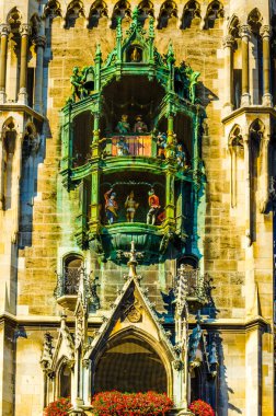 Carillon, Münih 'teki yeni belediye binasının duvarında yer alıyor. Almancada buna rathaus-glockenspiel denir.