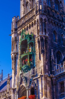 Carillon, Münih 'teki yeni belediye binasının duvarında yer alıyor. Almancada buna rathaus-glockenspiel denir.