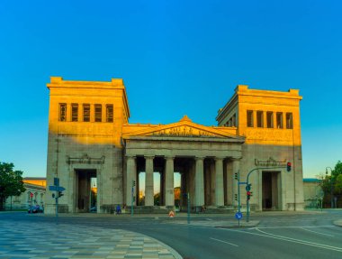 Monumental arch on koenigsplatz in german city munich during sunset