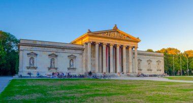 Glyptothek, Bavyera Kralı I. Ludwig tarafından gece onun Yunan ve Roma heykelleri koleksiyonunu barındırmak için yaptırılan bir müze. Koenigsplatz, Münih, Bavyera, Almanya 'da yer alır.