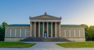 Münih 'teki Koenigsplatz' da Aydınlatılmış Antika Uydu Koleksiyonları