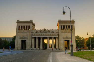 Alman şehri Münih 'te gün batımında Koenigsplatz' da muazzam bir kemer.