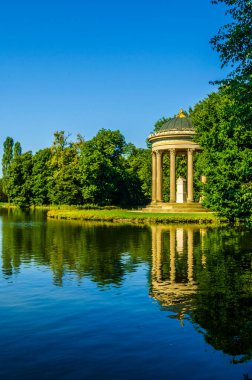 Monopteros anıtı Münih 'teki nymphenburg sarayı kompleksinin içinde yer almaktadır.