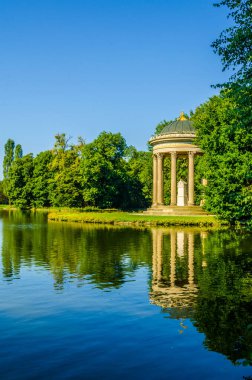 Monopteros anıtı Münih 'teki nymphenburg sarayı kompleksinin içinde yer almaktadır.