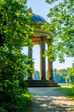 Monopteros anıtı Münih 'teki nymphenburg sarayı kompleksinin içinde yer almaktadır.