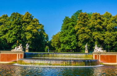 Kanalın sonundaki büyük çeşmenin manzarası nymphenburg saray bahçelerinin ortasından akıyor.