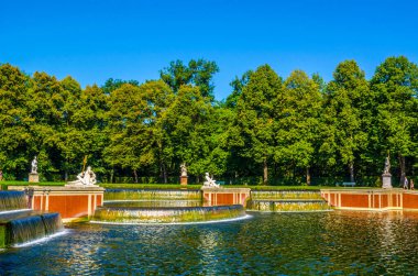 Kanalın sonundaki büyük çeşmenin manzarası nymphenburg saray bahçelerinin ortasından akıyor.