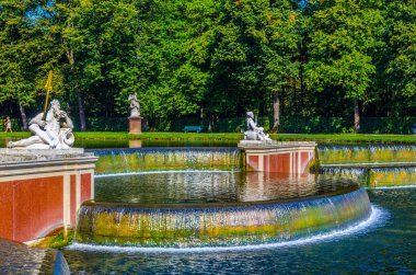 Kanalın sonundaki büyük çeşmenin manzarası nymphenburg saray bahçelerinin ortasından akıyor.