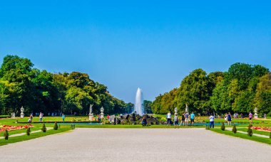 Münih 'teki Nemfenburg Sarayı' nın bahçeleri.