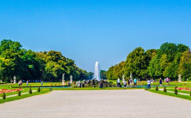 Münih 'teki Nemfenburg Sarayı' nın bahçeleri.