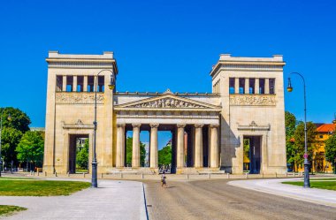 Alman kenti Münih 'te Koenigsplatz' da muazzam kemer 