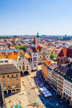 Münih 'teki eski belediye binasının manzarası. Eski belediye binası bugünlerde bir oyuncak müzesinin merkezi..