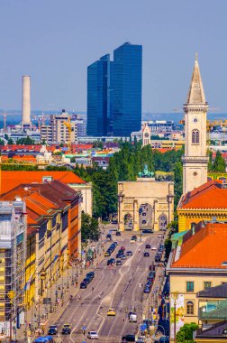 Münih 'teki Ludwigstrasse' nin ünlü kuşatma kapısı ve Aziz Ludwig kilisesi manzarası..