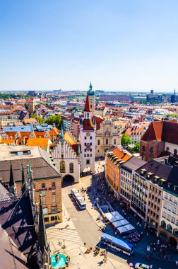 Münih 'teki eski belediye binasının manzarası. Eski belediye binası bugünlerde bir oyuncak müzesinin merkezi..