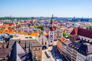 Münih 'teki eski belediye binasının manzarası. Eski belediye binası bugünlerde bir oyuncak müzesinin merkezi..