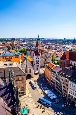 Münih 'teki eski belediye binasının manzarası. Eski belediye binası bugünlerde bir oyuncak müzesinin merkezi..