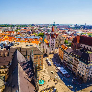 Münih 'teki eski belediye binasının manzarası. Eski belediye binası bugünlerde bir oyuncak müzesinin merkezi..