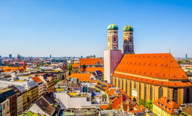 Gökyüzü manzaralı, Frauenkirche, Münih 'te Marienplatz, Bavyera, Almanya yakınlarında kırmızı çatılar