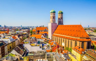 Gökyüzü manzaralı, Frauenkirche, Münih 'te Marienplatz, Bavyera, Almanya yakınlarında kırmızı çatılar