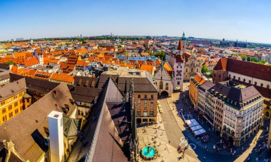 Münih 'teki eski belediye binasının manzarası. Eski belediye binası bugünlerde bir oyuncak müzesinin merkezi..