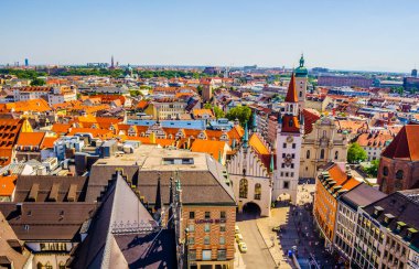 Münih 'teki eski belediye binasının manzarası. Eski belediye binası bugünlerde bir oyuncak müzesinin merkezi..