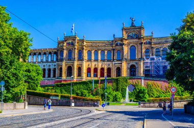 Maximilianeum - Münih, Bavyera Almanya 'da bayraklı Bavyera devlet parlamentosu