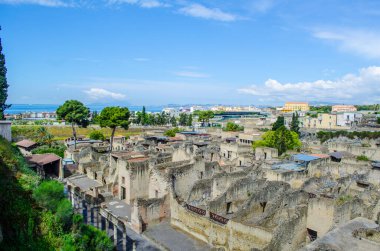 Vezüv yanardağının tahrip ettiği herkülans kalıntıları Pompei harabelerinden daha az ünlüdür, ama yine de her yıl binlerce turistin ilgisini çeken eski binaların kompakt alanlarını oluştururlar.