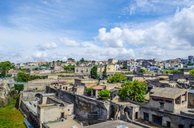 Vezüv yanardağının tahrip ettiği herkülans kalıntıları Pompei harabelerinden daha az ünlüdür, ama yine de her yıl binlerce turistin ilgisini çeken eski binaların kompakt alanlarını oluştururlar.
