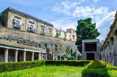 Vezüv yanardağının tahrip ettiği herkülans kalıntıları Pompei harabelerinden daha az ünlüdür, ama yine de her yıl binlerce turistin ilgisini çeken eski binaların kompakt alanlarını oluştururlar.