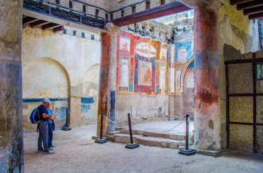 Vezüv yanardağının tahrip ettiği herkülans kalıntıları Pompei harabelerinden daha az ünlüdür, ama yine de her yıl binlerce turistin ilgisini çeken eski binaların kompakt alanlarını oluştururlar.