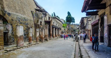 Vezüv yanardağının tahrip ettiği herkülans kalıntıları Pompei harabelerinden daha az ünlüdür, ama yine de her yıl binlerce turistin ilgisini çeken eski binaların kompakt alanlarını oluştururlar.
