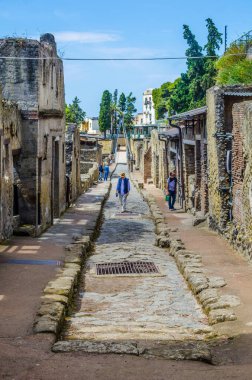Vezüv yanardağının tahrip ettiği herkülans kalıntıları Pompei harabelerinden daha az ünlüdür, ama yine de her yıl binlerce turistin ilgisini çeken eski binaların kompakt alanlarını oluştururlar.
