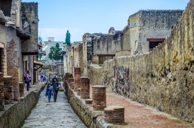 Vezüv yanardağının tahrip ettiği herkülans kalıntıları Pompei harabelerinden daha az ünlüdür, ama yine de her yıl binlerce turistin ilgisini çeken eski binaların kompakt alanlarını oluştururlar.