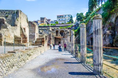Vezüv yanardağının tahrip ettiği herkülans kalıntıları Pompei harabelerinden daha az ünlüdür, ama yine de her yıl binlerce turistin ilgisini çeken eski binaların kompakt alanlarını oluştururlar.