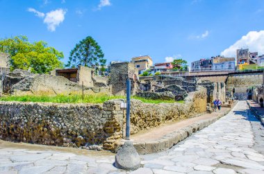 Vezüv yanardağının tahrip ettiği herkülans kalıntıları Pompei harabelerinden daha az ünlüdür, ama yine de her yıl binlerce turistin ilgisini çeken eski binaların kompakt alanlarını oluştururlar.