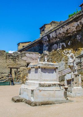 Vezüv yanardağının tahrip ettiği herkülans kalıntıları Pompei harabelerinden daha az ünlüdür, ama yine de her yıl binlerce turistin ilgisini çeken eski binaların kompakt alanlarını oluştururlar.