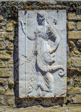 Herculaneum, Vezüv yanardağının altında bulunan zengin bir kasabaydı. Zenginliği şehrin dört bir yanına dağılmış pek çok heykel, mozaik ve sanat eserleri tarafından damgalanmıştı..